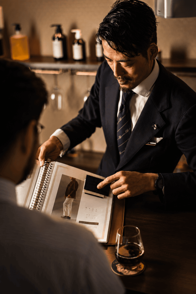 装いについてお客様と相談する様子