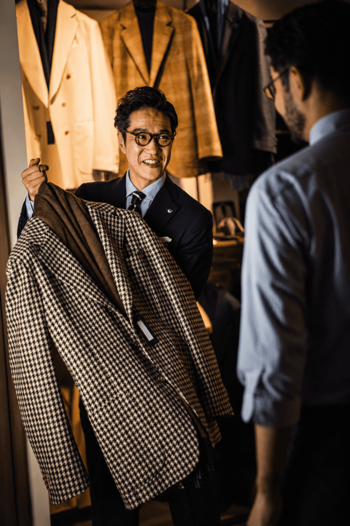 大人の男性へ装いを提案する様子