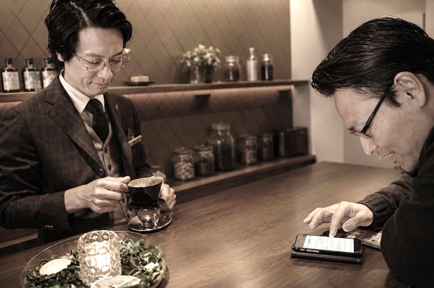 DearBarberのカウンターでコーヒーを淹れる風景